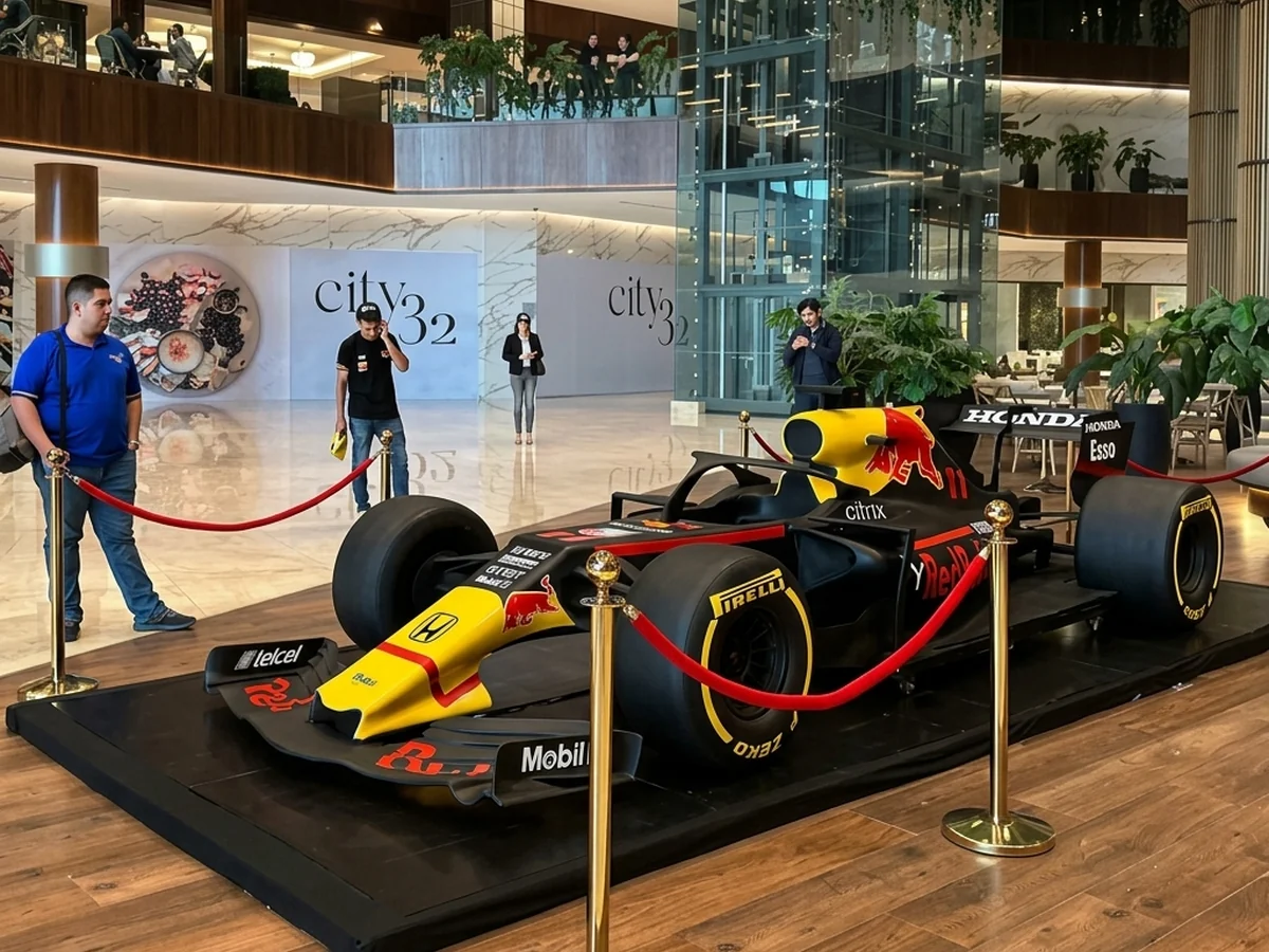 Monoplaza dummy F1 a tamaño real expuesto como atracción en una activación de marca
