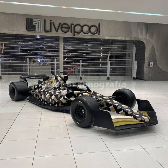 Monoplaza dummy F1 con librea BOSS en el centro comercial